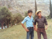 علي مع صديقه على النهر