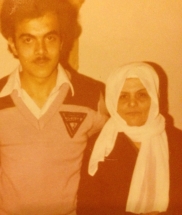 احمد مع والدته